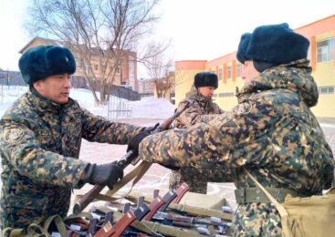 Молодым гвардейцам Кокшетау вручили боевое оружие и готовят к службе (фото)