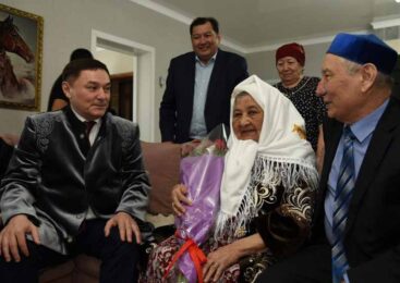 Ермек Маржикпаев поздравил с Наурыз мейрамы 99-летнюю жительницу областного центра