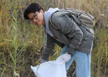 Акмолинцы приняли участие в экологической акции по очистке озера Копы