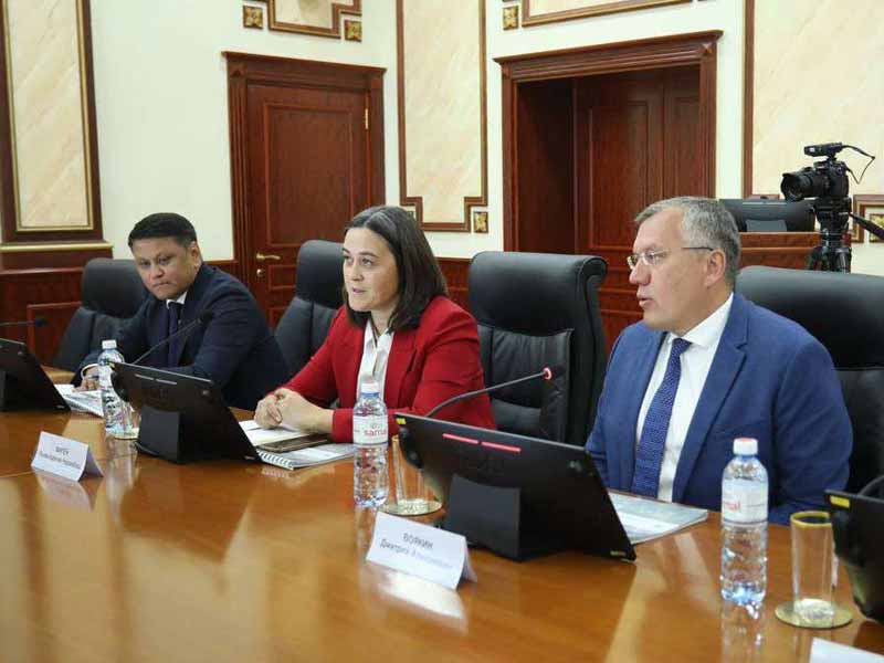 <?php echo esc_attr( get_the_title() ) ?>