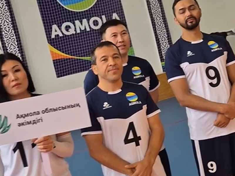 Жігіт еденге жатып алды