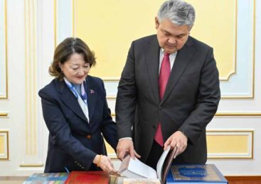 Министр иностранных дел Казахстана провёл встречу с главой Фонда тюркской культуры и наследия