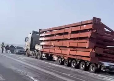 Полицейские оказали помощь водителю большегруза в условиях бурана в Акмолинской области