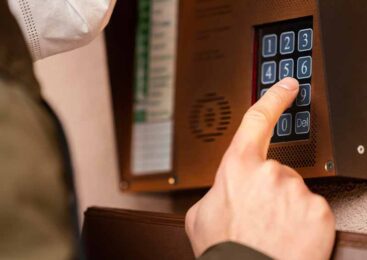 В Акмолинской области мошенники обманули медсестру под предлогом замены домофона