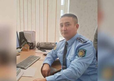 Сотрудник акмолинской службы пробации оказал помощь людям, попавшим в снежный занос