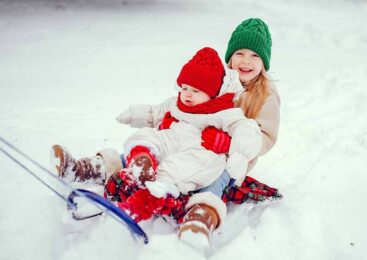 Житель Кокшетау второй год подряд строит зимнюю горку для всех детей района