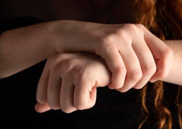 72-летняя женщина избила акмолинку вместе с 89-летней тетей