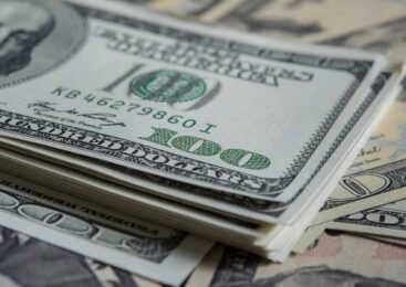 Валютная пауза: казахстанцы стали покупать меньше долларов и евро