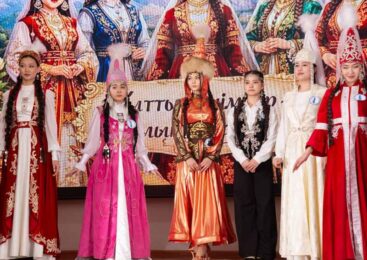 В последние годы в преддверии Наурыз-мейрамы 18 марта отмечается как День национальной одежды