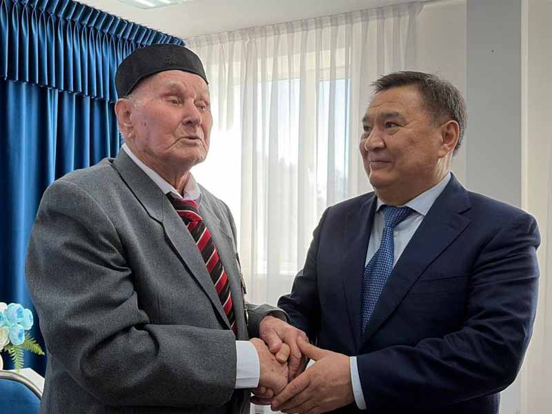 Аким области Марат Ахметжанов поздравил долгожителя в Щучинске