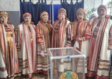 Концертные программы у избирательных участков создали праздничную атмосферу в день референдума