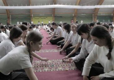 Дух Наурыза: в Кокшетау 1500 школьников одновременно сыграли в «Бес асык», установив историческое достижение