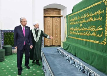 Президент Қасым-Жомарт Тоқаев Қожа Ахмет Ясауи кесенесіне зиярат етті