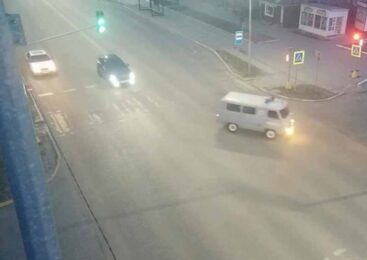 Пробрался в салон через заднюю дверь и угнал авто