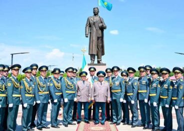 Казахстанские военнослужащие почтили память Сагадата Нурмагамбетова