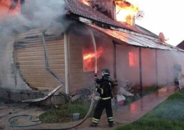 Три газовых баллона вынесли из горящего частного дома в Кокшетау