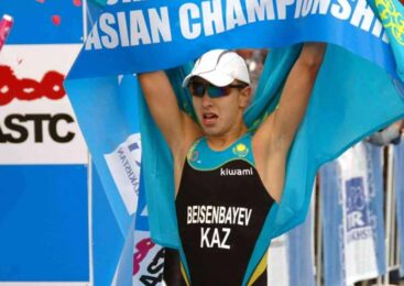 Аян Бейсенбаев выиграл домашний этап Кубка Азии по триатлону