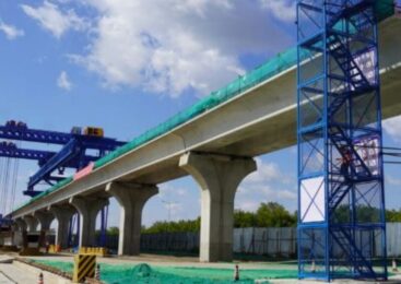 Первую балку на линии LRT в Косшы установили с помощью уникальной техники