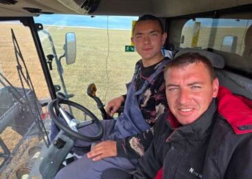 От теории к практике: акмолинские студенты участвуют в уборочной кампании