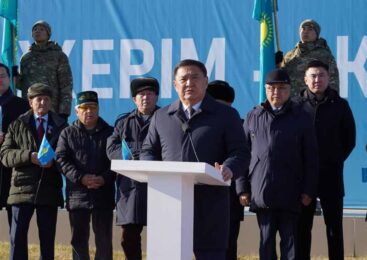 Көкшетауда Республика күніне орай  Мемлекеттік Ту көтерілді