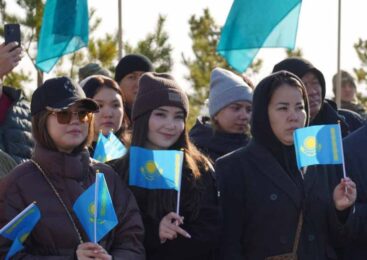 В Кокшетау в честь Дня Республики подняли Государственный флаг
