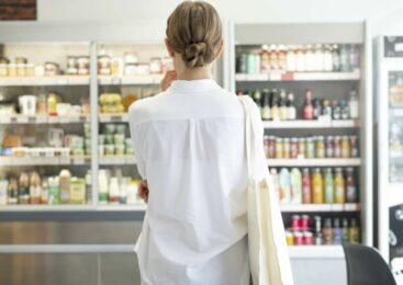 Казахстанцы берут продукты в долг в магазинах «у дома»: что ответили в правительстве