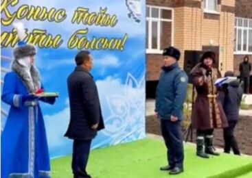 В День Республики акмолинским полицейским вручили ключи от квартир и служебных автомобилей